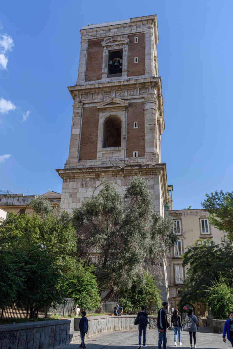 080 - Italia - Nápoles - basílica y convento de Santa Clara - campanario.jpg
